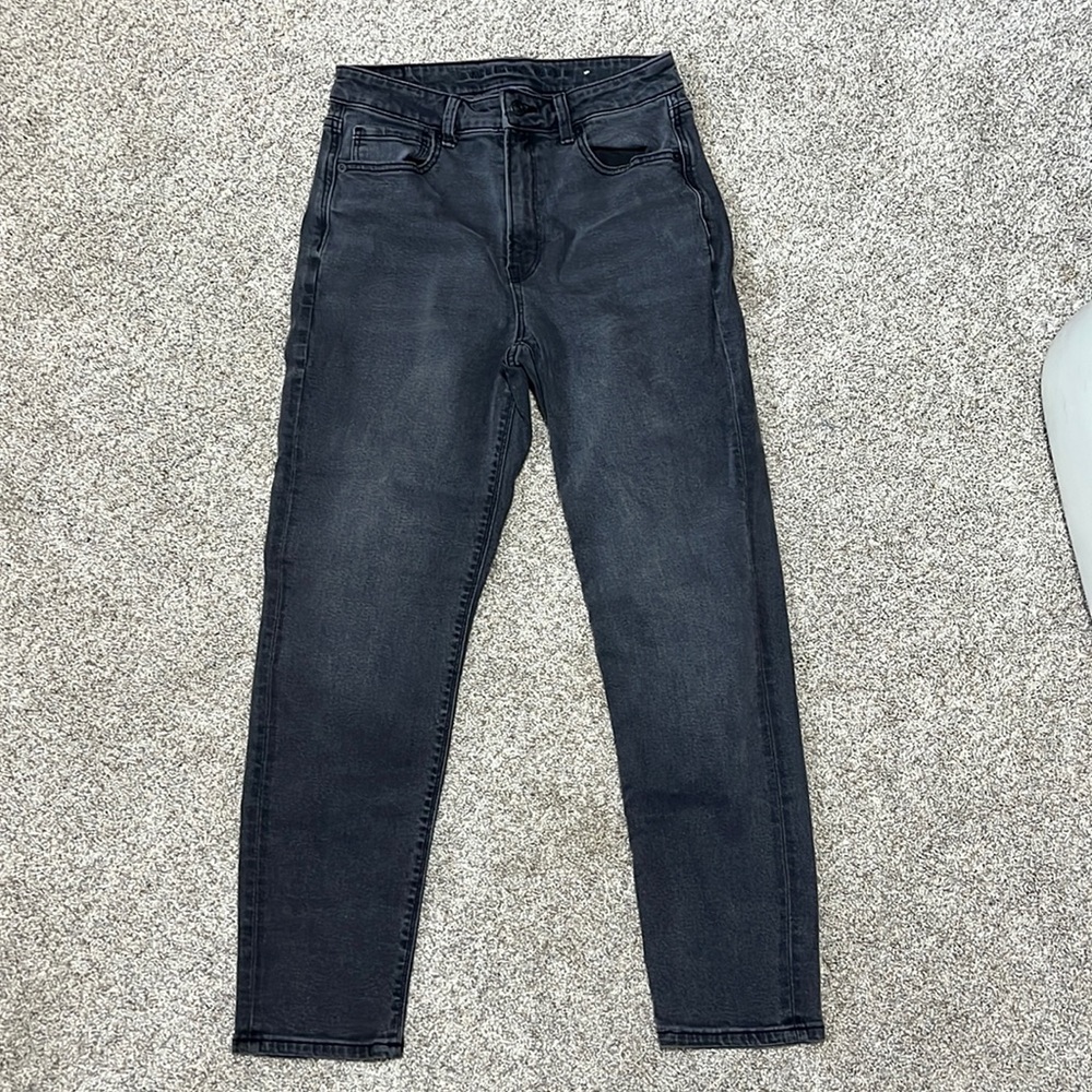 American Eagle light wash black mom jeans. size 6 regular